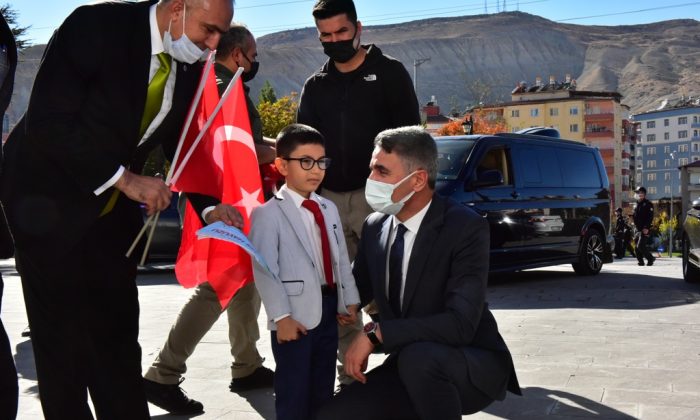 Vali Baruş, Darende İlçesinde Muhtarlarla Toplantı Düzenledi