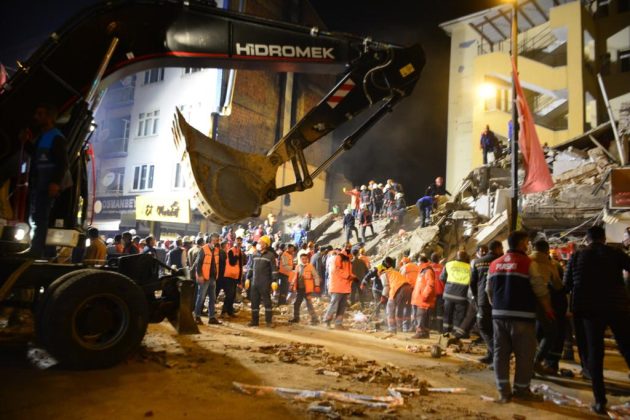 Vali Baruş Çöken Binanın Enkaz Alanında Açıklamalarda Bulundu