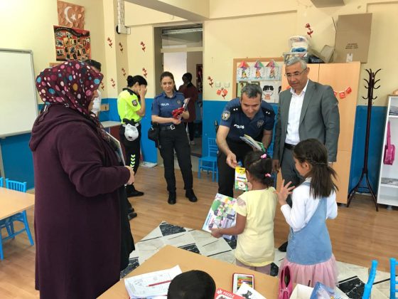 Darende’de Polis Minik Öğrencilere Oyuncak ve Kitap Dağıtımı Gerçekleştirdi.