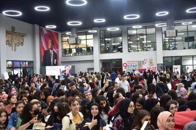 9. Malatya Anadolu Kitap ve Kültür Fuarı Yoğun Bir Katılımla Devam Ediyor