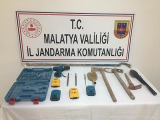 Yazıhan’da Sit Alanında İzinsiz Kazı Yapan 3 kişi Suçüstü Yakalandı