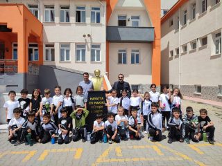 HAYIRSEVER İŞADAMINDAN OKULA ANLAMLI HEDİYE