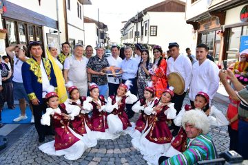Misafir Türk Halk Oyunları Ekipleri Yeşilyurt Lezzet Caddesinde Gösteri Yaptı