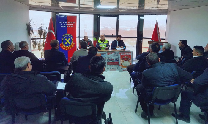 Malatya İl Jandarma Ekipleri Kale’de Muhtarlar ve Vatandaşlarla Bilgilendirme Toplantısı Yaptı