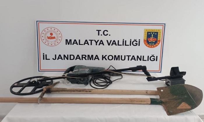 Malatya İl Jandarma 3 İlçede Definecilere ve Kaçak Tütün Satanlara Operasyon Düzenledi