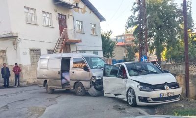 Darende’de Minibüs İle Otomobilin Çarpması Sonucu Yola Savruldu