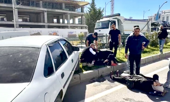 Sancaktar Mezarlığı Mevkiinde Tırın Sıkıştırdığı Otomobil Kaza Yaptı; Kazada 2 Kişi Yaralandı