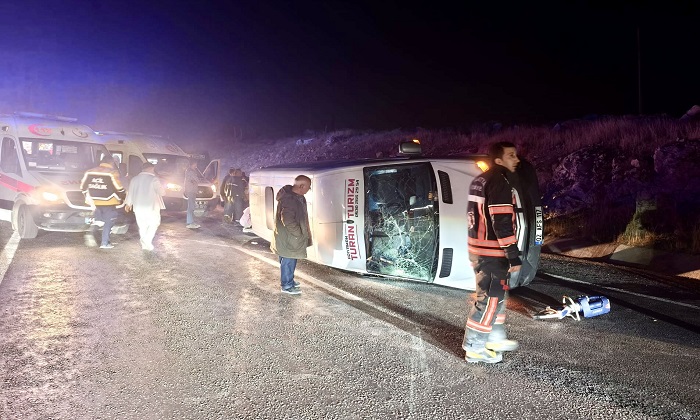 Malatya-Gölbaşı Karayolunda Öğrenci Gezi Minibüsü Devrildi: 1’i Ağır 14 Kişi Yaralandı