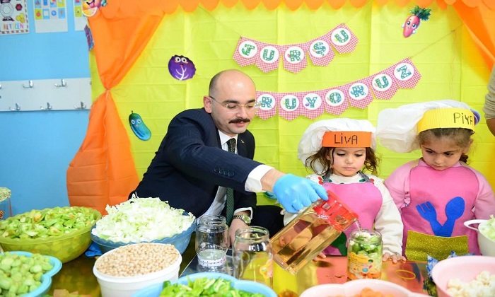 Doğanşehir’de Minik Öğrenciler İçin “Turşu Kuruyoruz” Etkinliği Düzenlendi