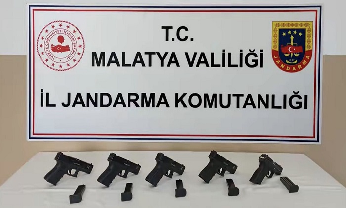 Jandarma Yeşilyurt’ta 5 Ruhsatsız Tabanca Ele Geçirdi: 1 Kişi Tutuklandı