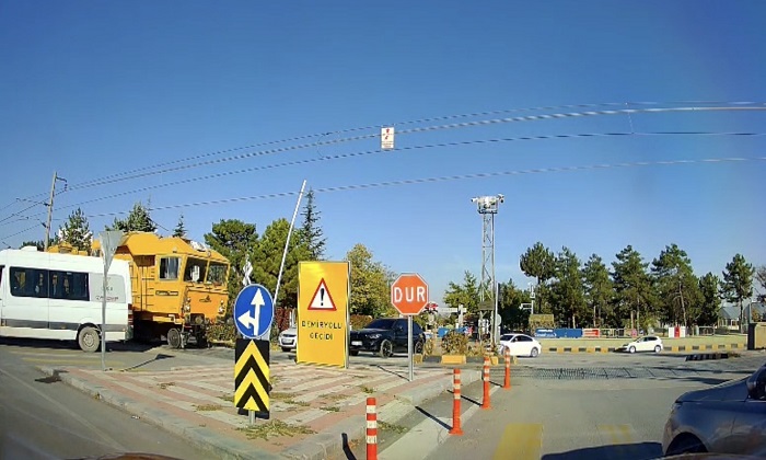 Malatya’da Okul Servisi Trenin Altında Kalmaktan Son Anda Kurtuldu